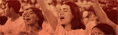 Jovens em adoração durante a Marcha para Jesus